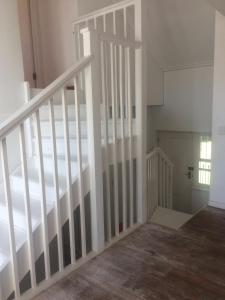 eine Treppe mit weißen Geländern in einem Zimmer in der Unterkunft Rustic Beach House 300 Steps from the Ocean in Kapstadt