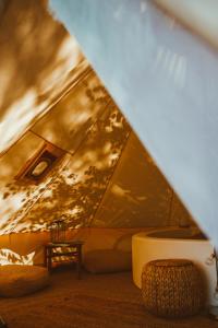 a room with a tent with a table at Glamping Žvaigždžių slėnyje 