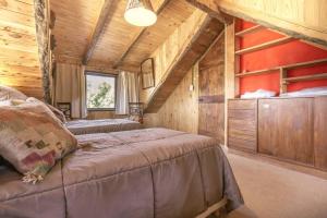 a bedroom with two beds in a log cabin at Pai Pay Calido y Confortable Bungalow in San Carlos de Bariloche