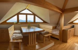 Zimmer mit einem Bett und einem Tisch im Dachgeschoss in der Unterkunft Essleggerhof in Fachau