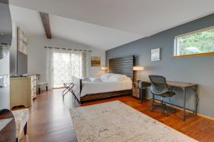 1 dormitorio con cama, escritorio y silla en Luxe Kenmore Retreat with Shared Hot Tub Near Lake! en Kenmore