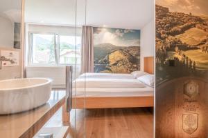 Hirschen Erlinsbach Swiss Quality客房内的一张或多张床位
