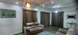 a living room with a couch and a chair at Sitio Chacara temporada Lindoia Villa Vale in Lindóia