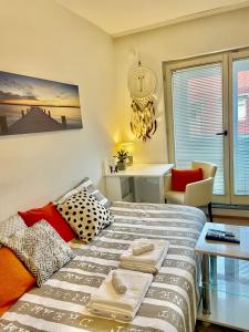 een woonkamer met een bed en een tafel bij Charming studio near downtown in Belgrado