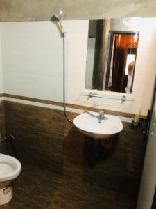 La salle de bains est pourvue d'un lavabo, de toilettes et d'un miroir. dans l'établissement Sần's House, à Lào Cai