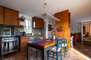 - une cuisine avec une table et des chaises en bois dans la chambre dans l'établissement Agriturismo Terre Bianche, à Teolo