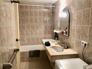 Kúpeľňa v ubytovaní Casa ASIA. Relax a 5 minutos de las calas TOP.