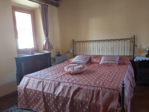 Giường trong phòng chung tại Casa sulle alture lago d'Orta