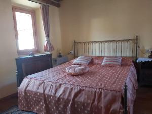 Una cama con dos almohadas encima en un dormitorio. en La Salvia, en Quarna Sotto