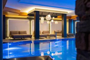 Bazén v ubytovaní Verwöhnhotel Wildspitze alebo v jeho blízkosti
