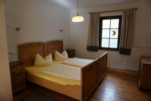 una camera da letto con un letto con lenzuola gialle e una finestra di Stöckigtsmühle a Grochwitz