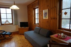 ein Wohnzimmer mit einem Sofa und einem Tisch in der Unterkunft Stöckigtsmühle in Grochwitz