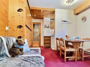 - un ours en peluche assis sur un lit dans une pièce dans l'établissement Studio Val-d'Isère, 1 pièce, 3 personnes - FR-1-411-200, à Val dʼIsère