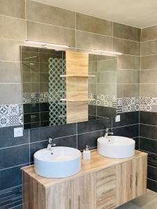 uma casa de banho com 2 lavatórios e um espelho em Tenat Er Vorc'h, Grande maison neuve, Wifi, Erdeven em Erdeven