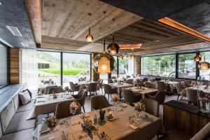 Reštaurácia alebo iné gastronomické zariadenie v ubytovaní Verwöhnhotel Wildspitze