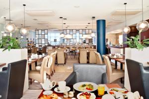 jadalnia ze stołami i krzesłami oraz restauracja w obiekcie Courtyard by Marriott Dresden w Dreźnie