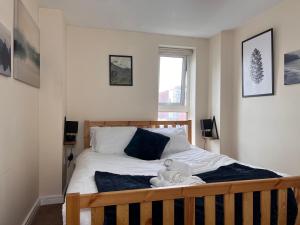 En eller flere senge i et værelse på City View Spacious 2 Bed Apartment 2 Bathrooms