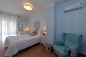 Praia Verde Villa - 6/8 pessoas tesisinde bir odada yatak veya yataklar
