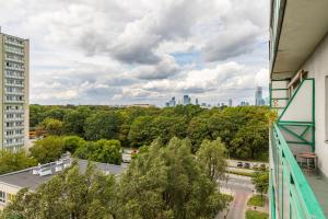 desde el balcón de un edificio con vistas a la ciudad en SuperApart Batorego 33/A en Varsovia