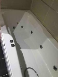 y baño con bañera blanca. en Villa Greensea, en Büyükçekmece