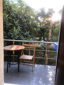 Amli Apartament في تيرانا: طاولة وكرسي على شرفة