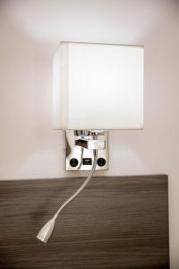 a lamp with a cord plugged into a wall at RESIDENCE VILLA TOTA in Spoleto