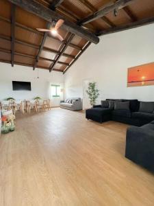 デルテブレにあるMASIA BLANCAの広いリビングルーム(黒いソファ、テーブル付)