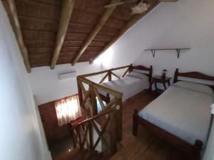 Habitación con 2 camas y suelo de madera. en Cabañas del Paraiso en Colón