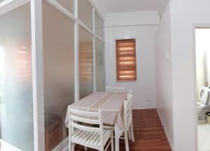 PilaCasa Honorio的餐厅里有一张桌子和几把椅子