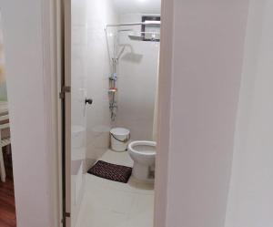 a small bathroom with a toilet and a shower at Casa Honorio in Pila