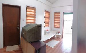 ein Wohnzimmer mit einem TV auf einem Stand in der Unterkunft Casa Honorio in Pila