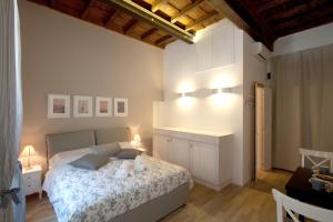 una camera da letto con un letto con due orsacchiotti sopra di Apartment Ripa 17 a Roma