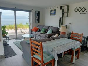 uma sala de estar com um sofá e uma mesa em Teach Beag, Gortaforia, Kells, V23 N978 em Killarney