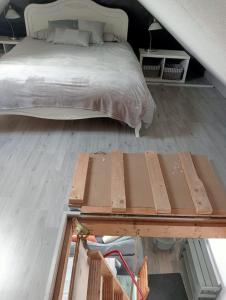1 cama en una plataforma de madera en un dormitorio en Teach Beag, Gortaforia, Kells, V23 N978, en Killarney