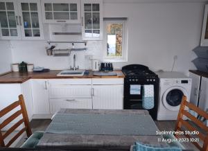 A cozinha ou kitchenette de Teach Beag, Gortaforia, Kells, V23 N978