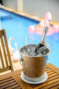 uma garrafa de champanhe num balde de gelo ao lado de uma piscina em Hotel Rotorua inn Fortaleza - Beira Mar em Fortaleza