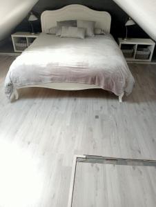 1 dormitorio con cama blanca y espejo en Teach Beag, Gortaforia, Kells, V23 N978 en Killarney