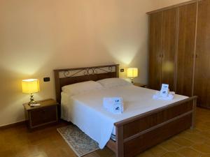 Un dormitorio con una cama con dos cajas. en Casa Donna Gilda by Holiday World, en San Cesario di Lecce