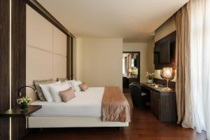 um quarto de hotel com uma cama e uma secretária em Hotel The Square Milano Duomo - Preferred Hotels & Resorts em Milão