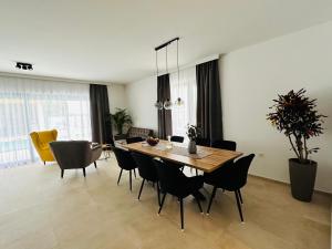 - une salle à manger avec une table et des chaises dans l'établissement Villa Istra Relax Diamond, à Rebići