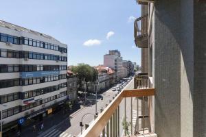 een balkon met uitzicht op een stadsstraat bij Charming House Music Apartment by Unique Hosts in Porto