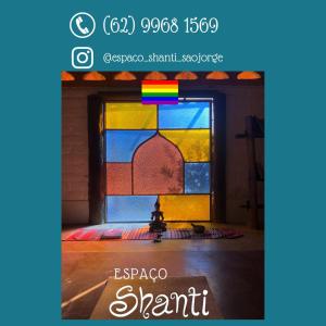 una finestra in una stanza con una vetrata colorata di Espaço Shanti - Chalés a São Jorge
