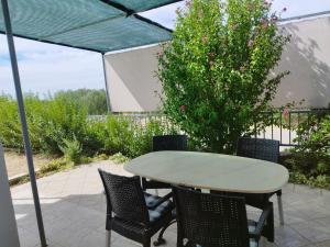 - une table et des chaises sous un parasol sur la terrasse dans l'établissement Lily Primosten, à Primošten