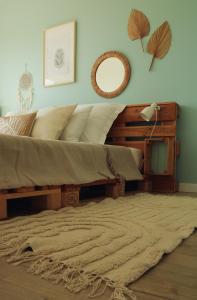 1 dormitorio con cama y espejo en la pared en Malta Lake - Apartment, en Poznan