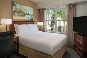 um quarto com uma cama grande e uma janela em Residence Inn Charleston Riverview em Charleston