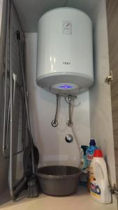 un frullatore bianco in cucina con lavandino di Studio Apartments Grazia a Umag (Umago)