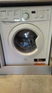 una lavatrice bianca seduta in una stanza di Studio Apartments Grazia a Umag (Umago) Altre 32 foto