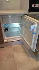 un frigorifero vuoto con la porta aperta in una cucina di Studio Apartments Grazia a Umag (Umago)
