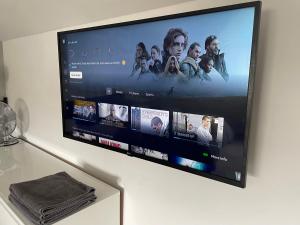 TV a/nebo společenská místnost v ubytování Welcome rooms 55b- Self Check-In whole apartment FULLY REFURBISHED