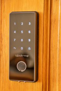 un cierre de un mando a distancia en una puerta de madera en Finest Retreats - Pittodrie Guest House - Room 2, en Brighton & Hove